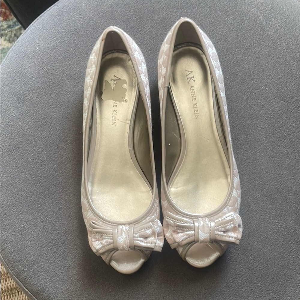 Anne Klein Taupe Peep-Toe Bow Kitten Heels Womens 6 Classic Preppy Girly - Picture 3 of 12